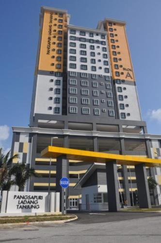 Seaside Haven Homestay Seaview Unit With Pool Opposite Ktcc & Mayang Mall - Pangsapuri Ladang Tanjung Куала Теренгану Екстериор снимка